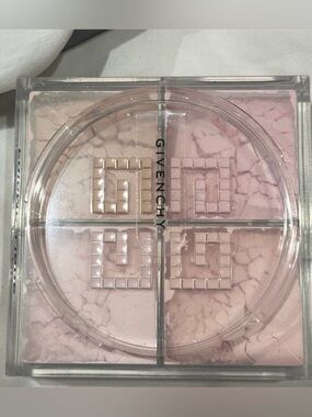 Givenchy Prisme Libre Loose Setting Powder Shade 3: Voile Rose
Full Size
